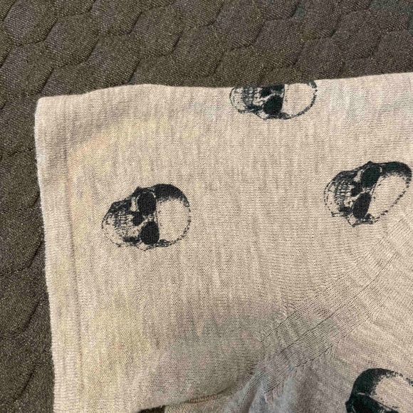 Skull Cashmere shirt
Size small but is loose and fits like a medium - Picture 4 of 6